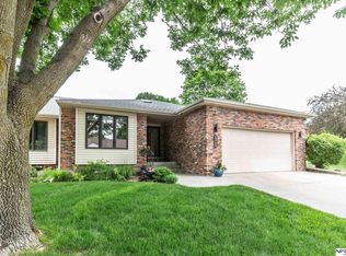 6704 Flint Ridge Rd, Lincoln, NE 68506