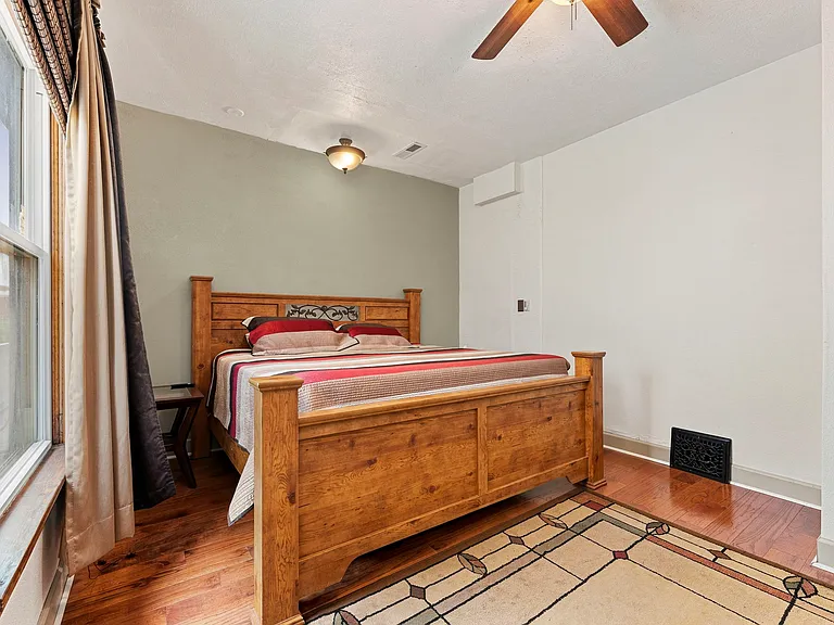 200 E 25th St #1 — Photo 10