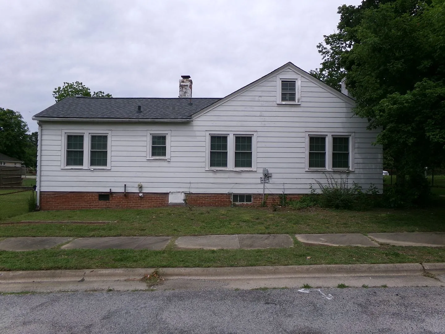 Spacious 3-Bedroom 2-Bathroom Home — Photo 4