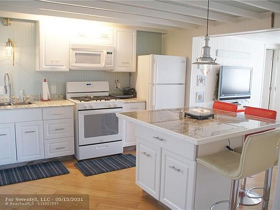 5th image of 3020 Lakeshore Dr