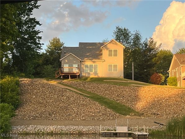 1130 Lake Vue Dr, Roaming Shores, OH 44085