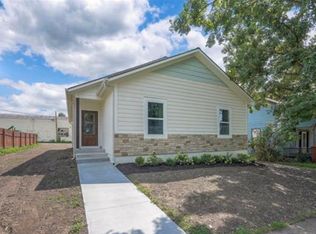 105 W Shawnee St, Paola, KS 66071