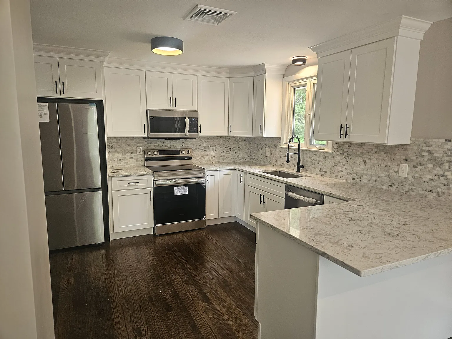 4 bed, 2400 sqft, $3,600 — Photo 1
