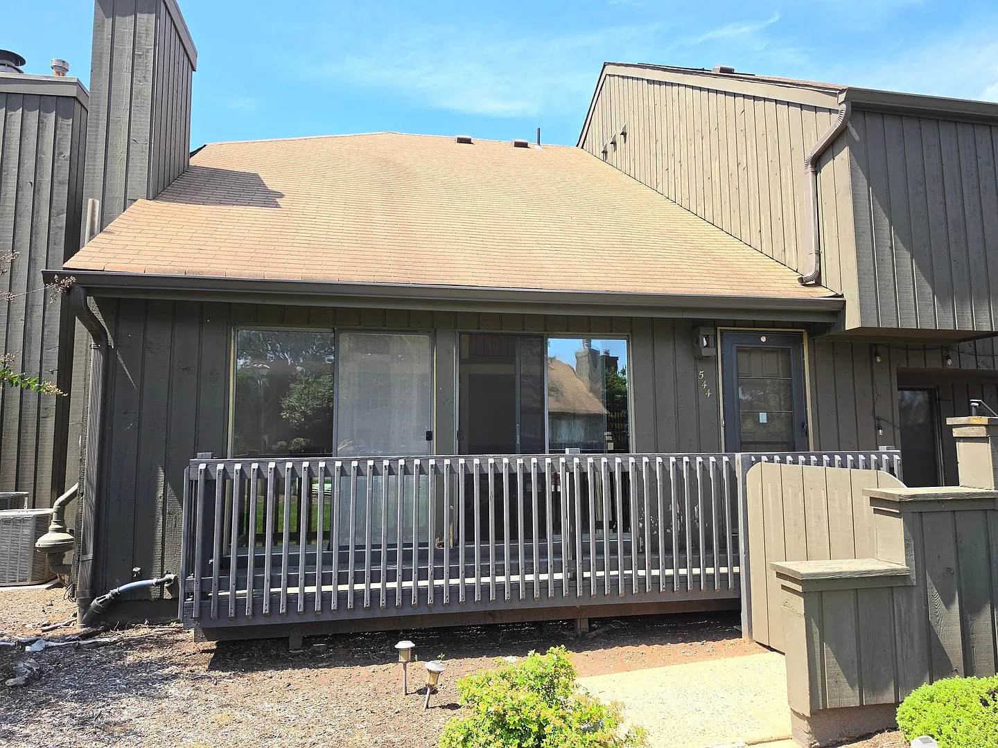 North Edison 2-bedroom, 2.5 bathroom townhouse with lots of amenities! — Photo 3