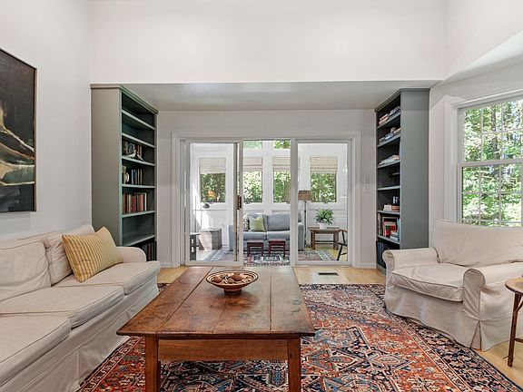 3rd image of 36 Brewster Ln