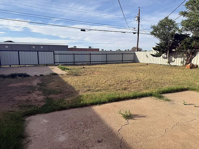 2705 Cambridge St — Photo 16