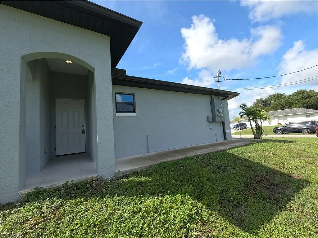 3 bed, 2.0 bath, 2412 sqft, $1,700 — Photo 3