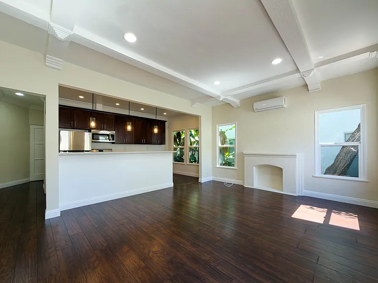 137 S Roxbury Dr — Photo 5