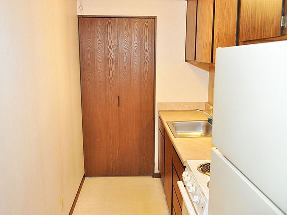 3rd image of 863 Logan Ave NW