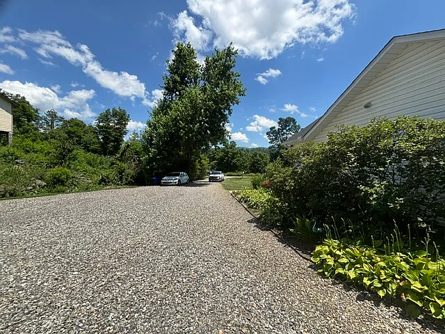142 Reems Creek Rd — Photo 34