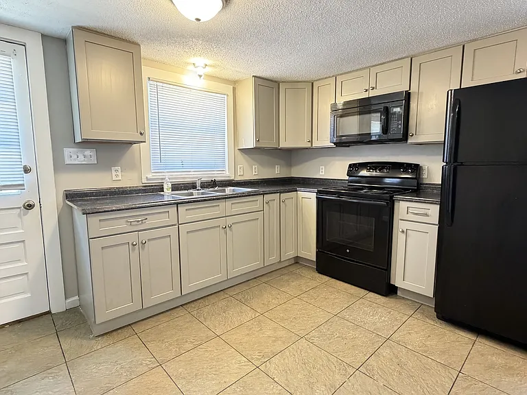 919 N Walnut St — Photo 15