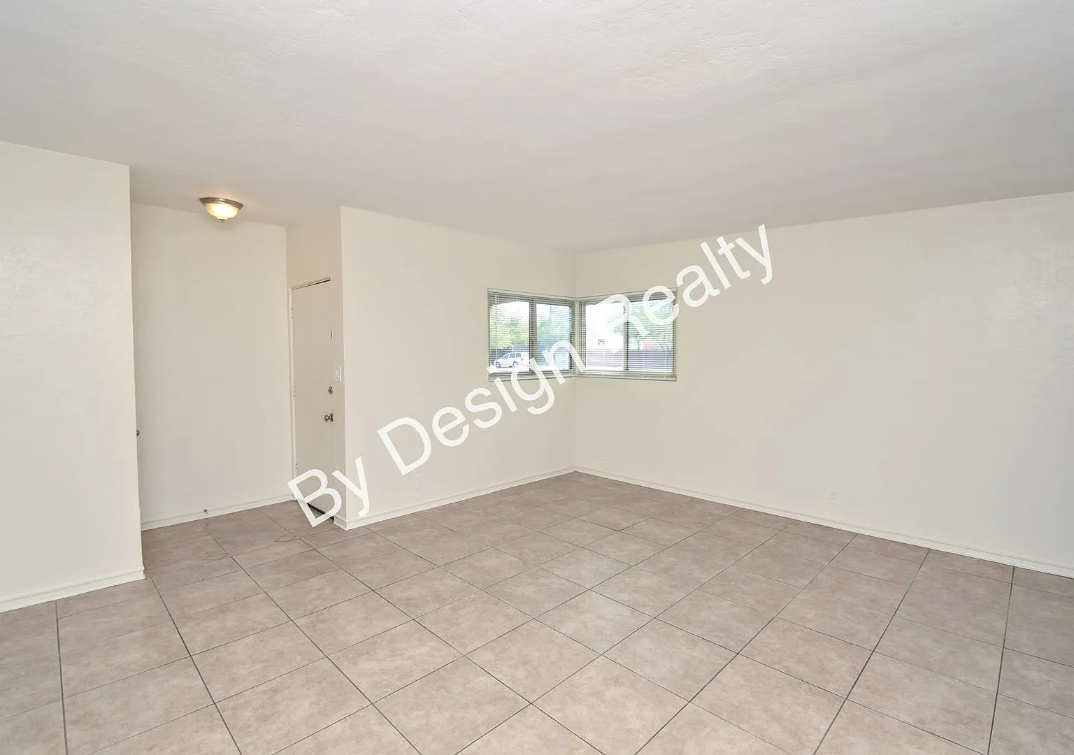 Clean and Fresh Midtown 2 Bedroom 1 Bath - Small Multi Unit Complex — Photo 3