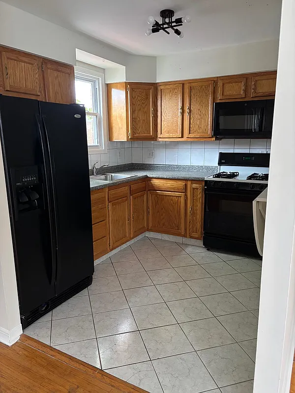 3 bed, 1.0 bath, 923 sqft, $1,800 — Photo 2