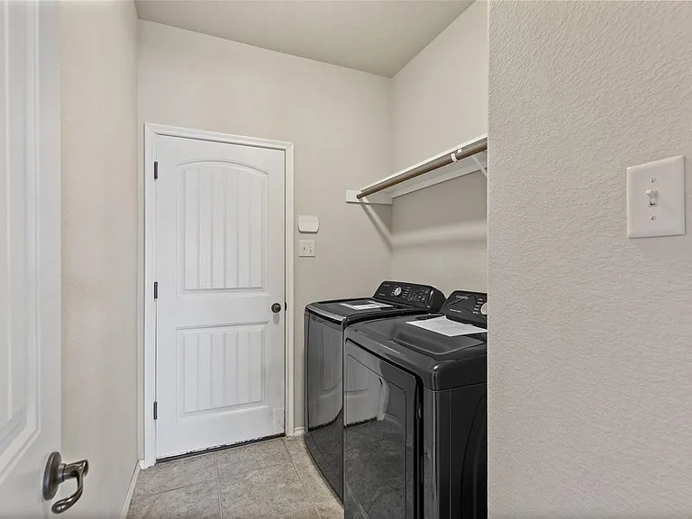 205 Whitman Dr — Photo 5