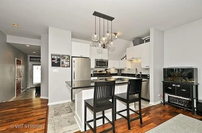 1521 S Indiana Ave — Photo 2