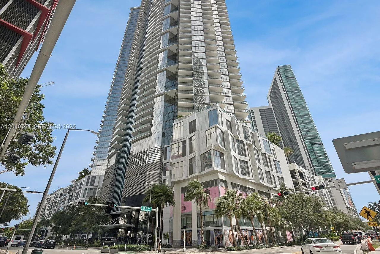 Paramount Miami Worldcente — Photo 1