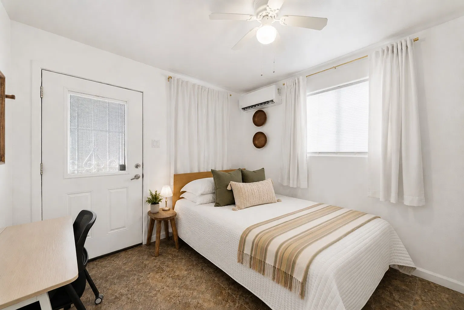 Studio, 200 sqft, $1,400 — Photo 4