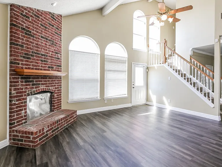 1225 Paul Dr — Photo 2