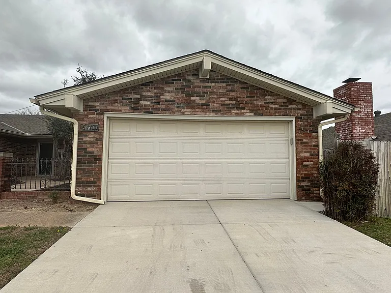 6102 N Ross Ave — Photo 2