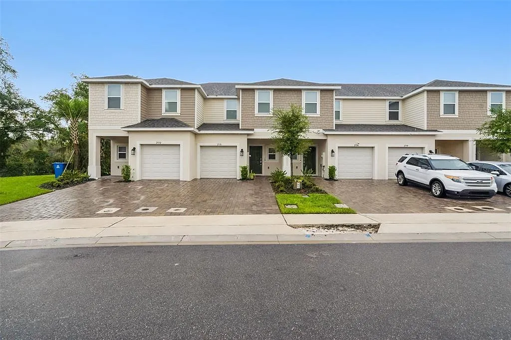 3 bed, 2.5 bath, 1373 sqft, $2,200 — Photo 2