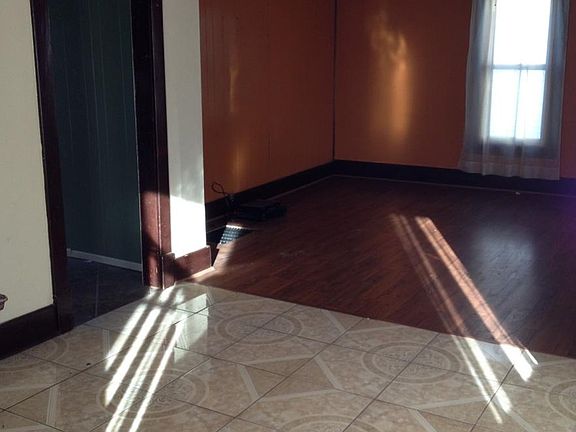 LIVING ROOM / FOYER