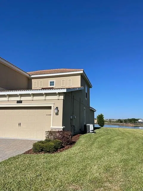 3 bed, 2.5 bath, 1960 sqft, $2,495 — Photo 2