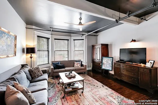 201 E Courtland Pl — Photo 4