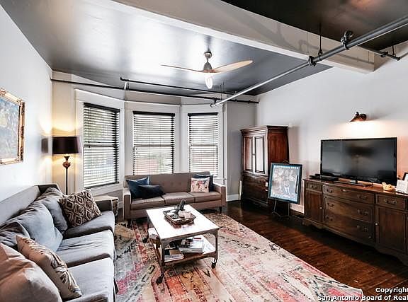 4th image of 201 E Courtland Pl #101