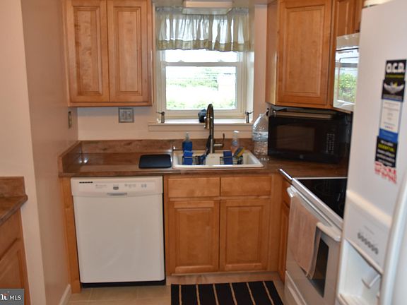 4th image of 824 Governor House Cir