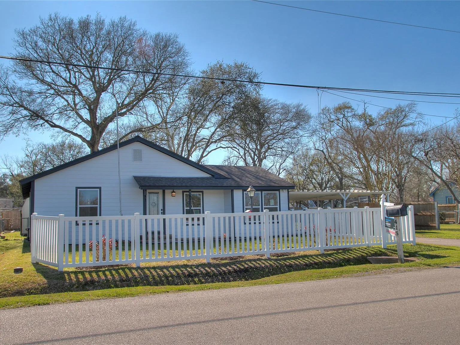 3 bed, 2.0 bath, 1601 sqft, $2,200 — Photo 2