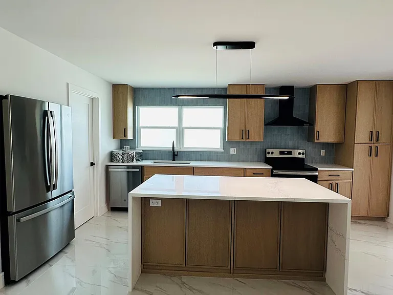 214 SW 4th St — Photo 1