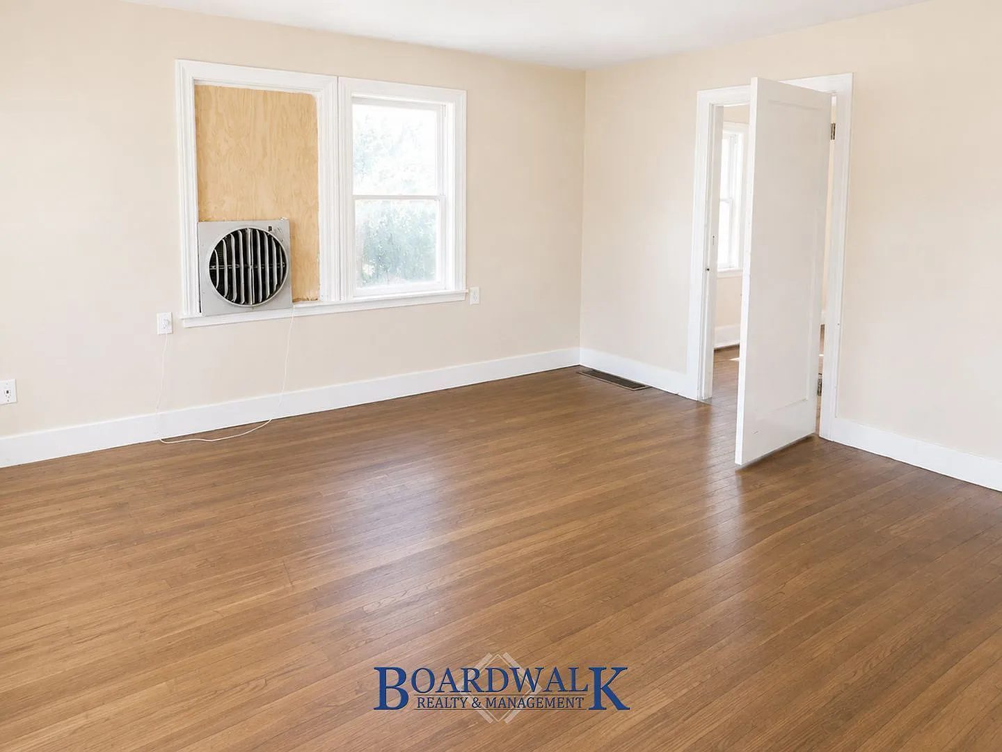 5 bed, 2.0 bath, 1400 sqft, $1,900 — Photo 4