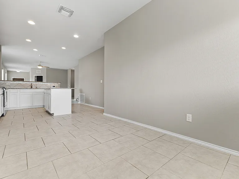 10719 Noble Cyn — Photo 19