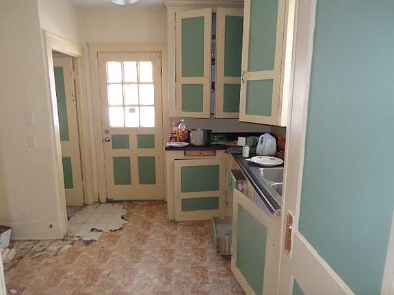 5th image of 908 W La Clede Ave