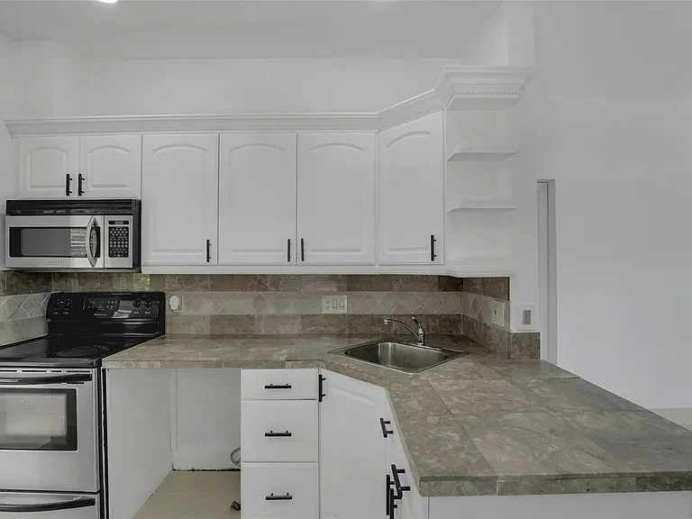 812 NE 4th Ave — Photo 44