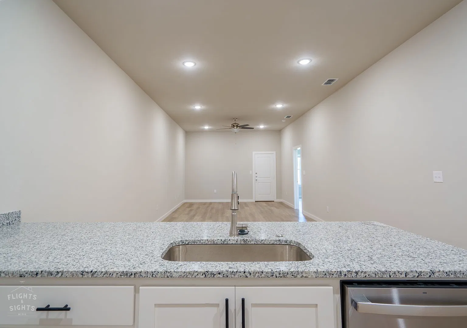 New Home, Convenient Location Near Stargate — Photo 4