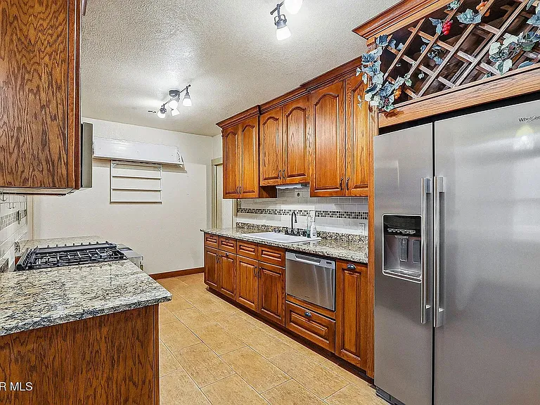 Brand new Kitchen + Fridge/Freezer + Dishwasher + Gas stove/Oven + Eating nook