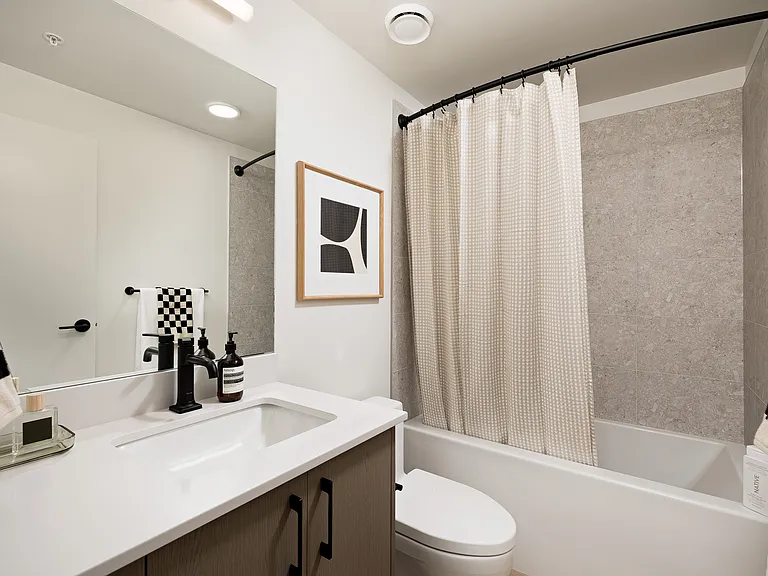 1131 Lawrence Ave — Photo 56