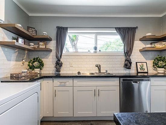 5th image of 5506 Esmeralda St