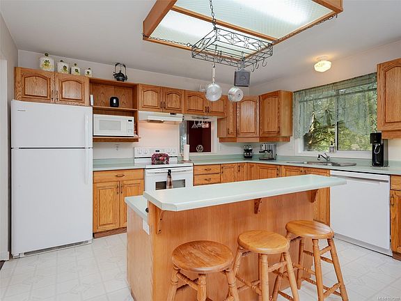 5th image of 5183 Sooke Rd