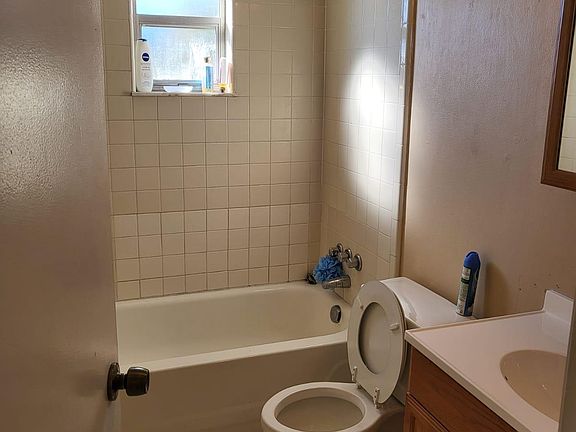 4th image of 800 Balsamwood Ln