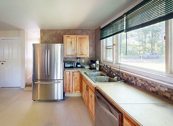 4th image of 597 Greenough Rd