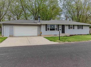 1517 W Shore Dr, Pekin, IL
