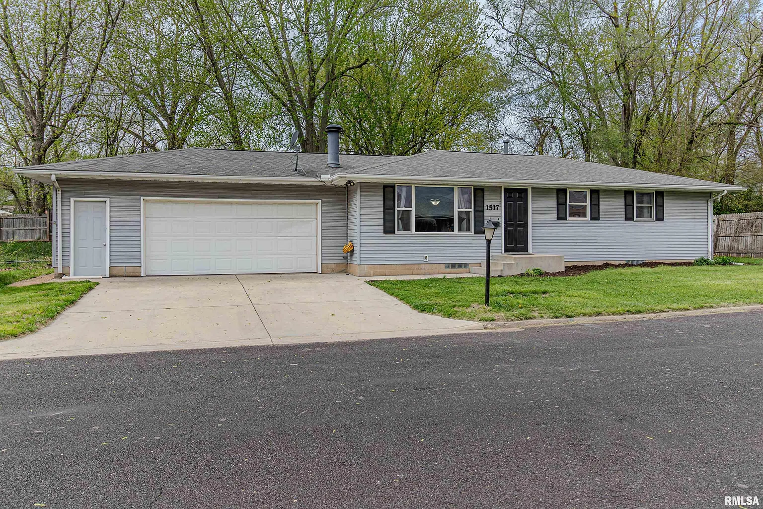 1517 W Shore Dr photo 1