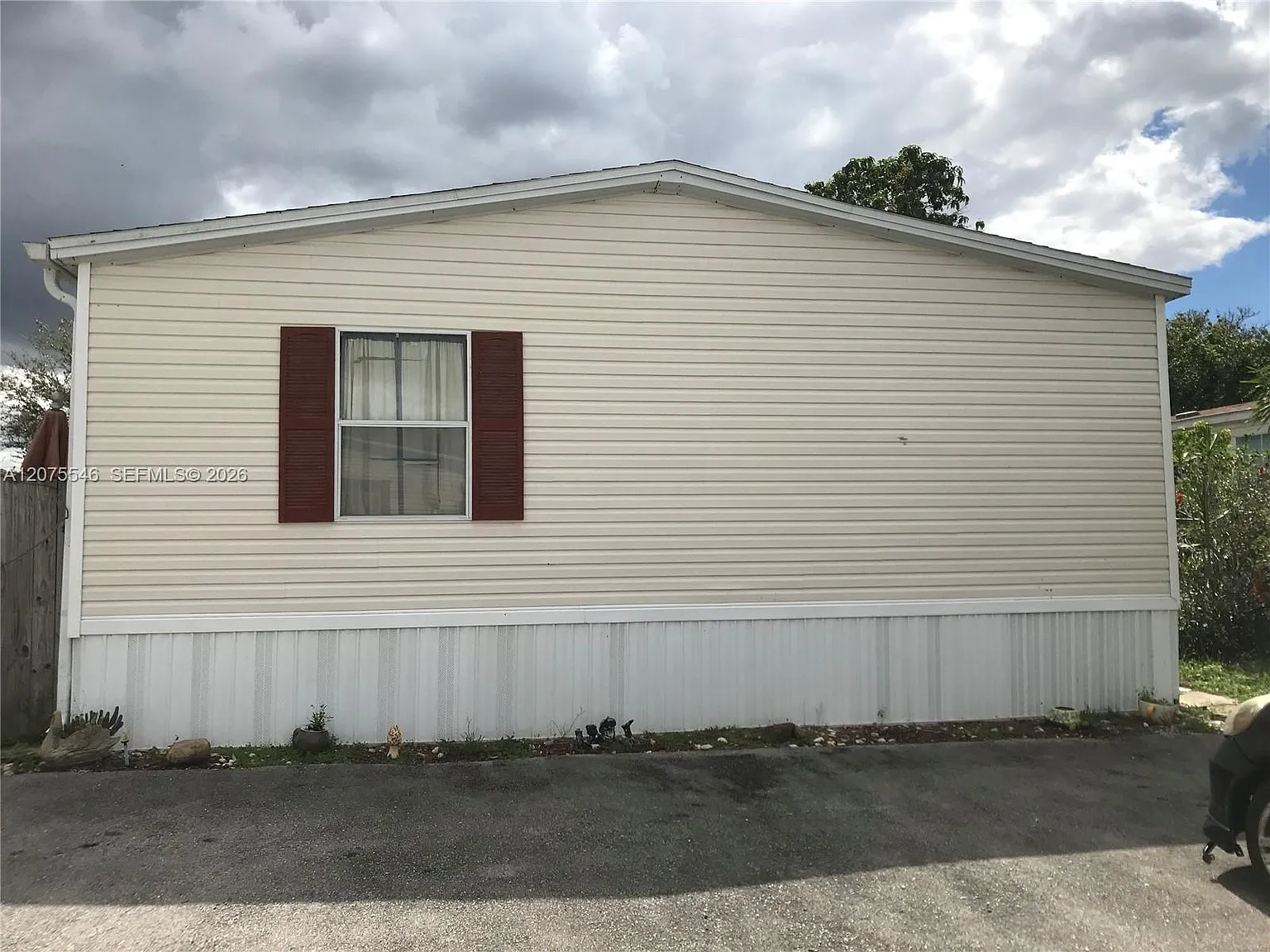 Watergate Mobile Home — Photo 1