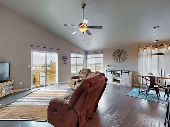 05 - Living room.jpg
