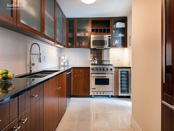3rd image of 250 E 53rd St APT 1501