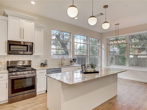3rd image of 1001 Oakwood Blvd