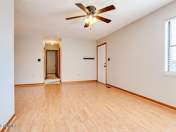 5th image of 322 Shamrock Dr
