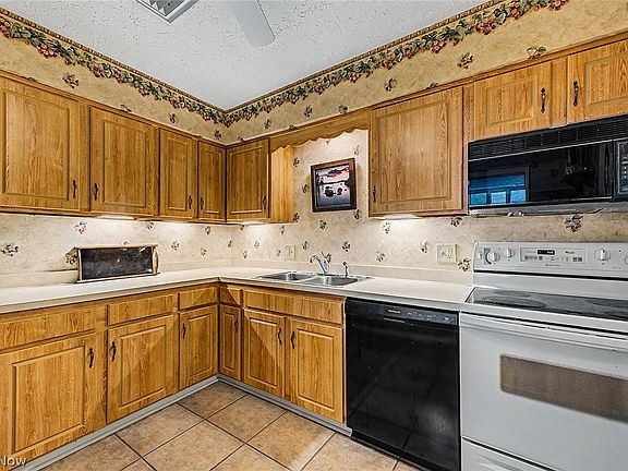4th image of 924 Memorial Pkwy APT 207